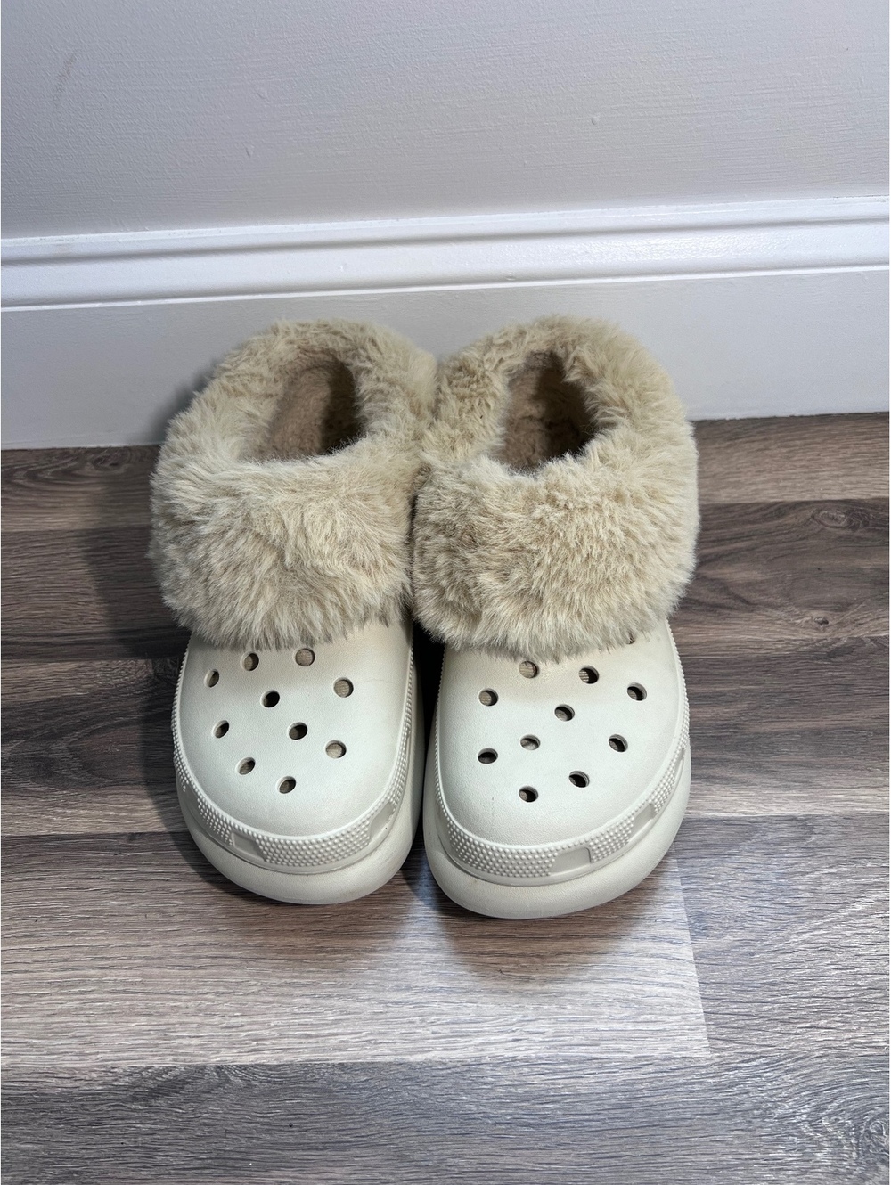 Crocs cream fur-lined clogs women's size 7
